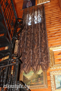 статичная французская штора из испанской лопковой органзы на 2 этажа на лестницу. декорирована стеклярусом по низу.