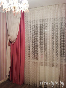 декоративная светлая портьера под кисть и розовая портьера на закрытие. гипюровая нардина в мелкий цветочный рисунок.