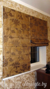 римская штора на подкладке для кабинета из испанской органзы с крупным цветочным рисунком. крепление на единый механизм с двойным управлением.
