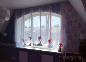 ассиметричная иммитация австрийской шторы со вставками из розовой вуали