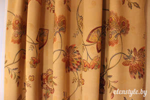 испанская гобеленовая ткань с рисунком в цветы в драпировке.
