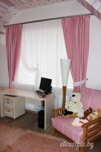 оформление детской комнаты в розовых тонах. на окне: римская штора, декоративная вуаль и портьеры с подхватами
