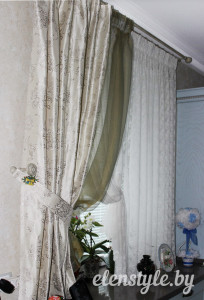 короткая портьера с классическим цветочным рисунком в подхвате на кухонное окно.