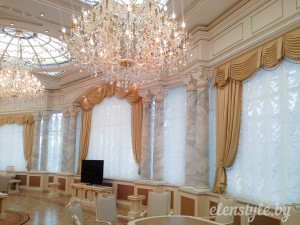 статичный комплект французских штор из белой немецкой вуали в административное помещение.