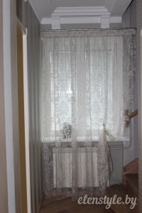 гардина с классическим дамасским рисунком для оформления окна в коридоре