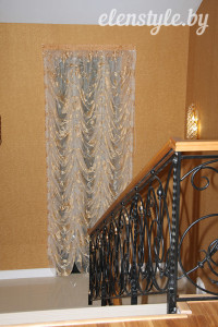 французская штора из органзы на окно на лестницу