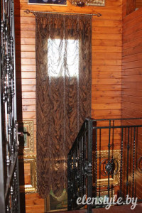 оформление проема окна на лестнице французской шторой
