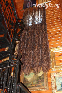 французская штора из испанской вуали для оформления проема окна на лестнице